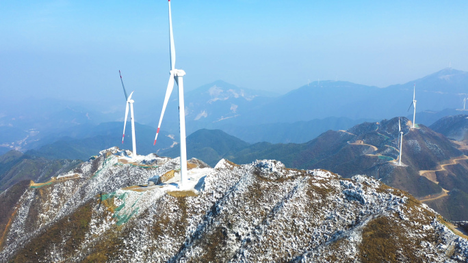 高山风力发电大风车雪景航拍