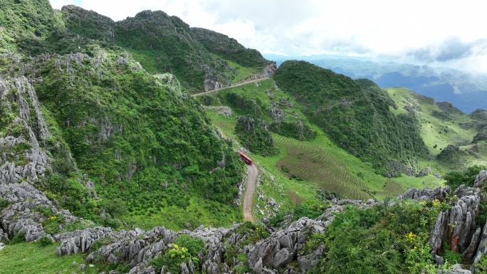 云南喀斯特地貌石林山谷秘境