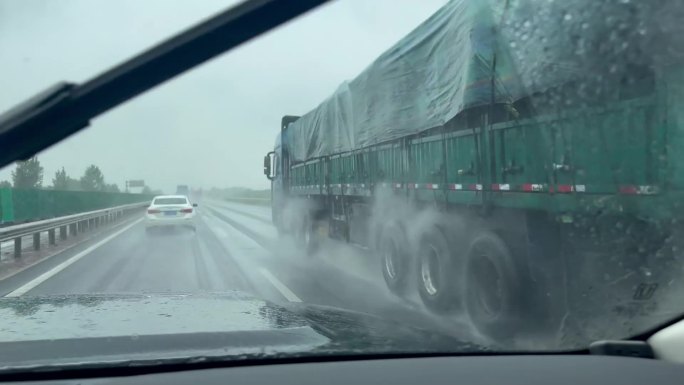 高速雨天行车