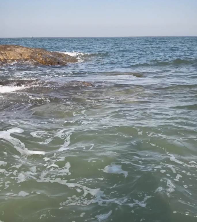 海水拍打岸边岩石激起波浪 慢动作 竖屏