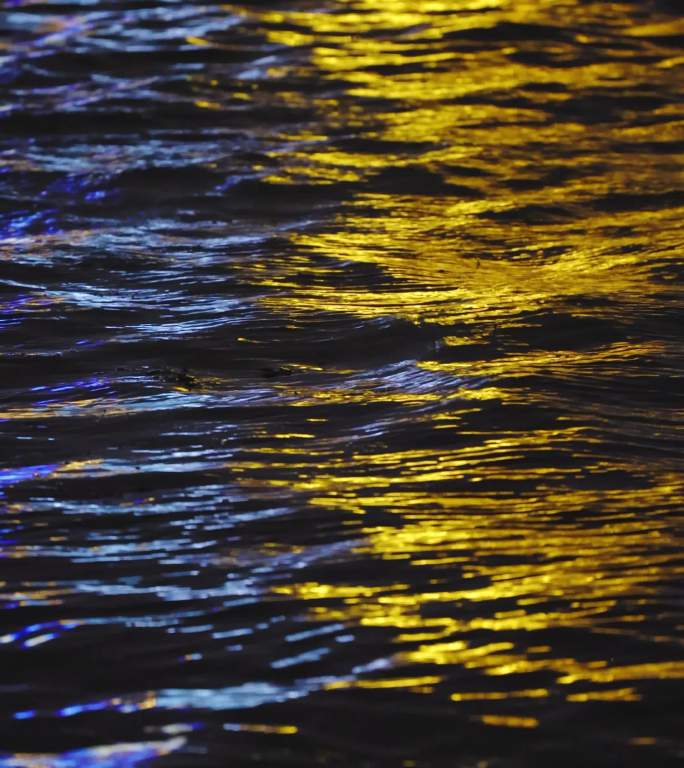 水面反射灯光波光粼粼虚化光斑