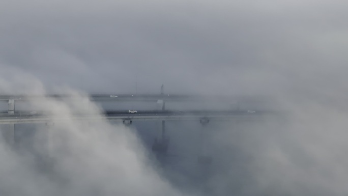 平流雾下的大连市星海跨海大桥壮观航拍
