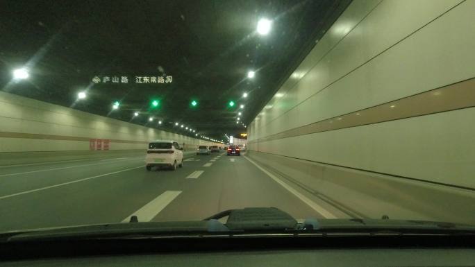 司机城市隧道开车驾驶司机视角