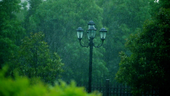 狂风暴雨 闪电雷鸣