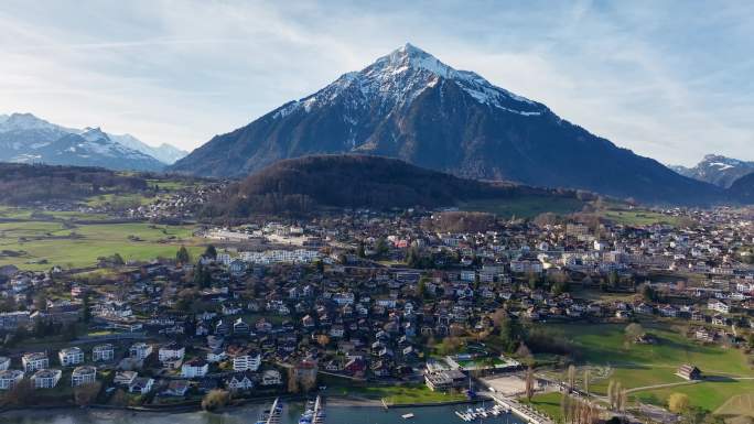 4K正版-航拍雪山下的瑞士施皮茨小镇