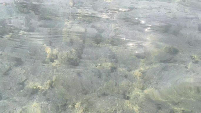 玻璃海透明波光粼粼清澈的海水