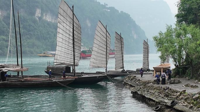 三峡河畔拉船的纤夫