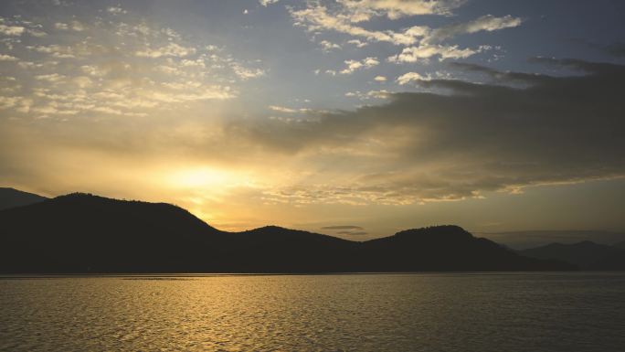 泸沽湖日出太阳升起延时风光摄影