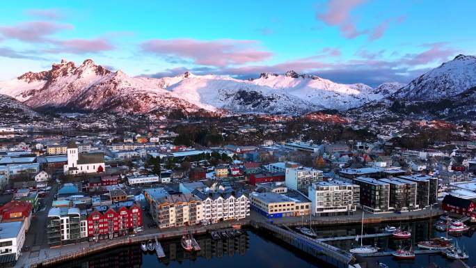 4K航拍挪威亨宁斯维尔足球场最美风光