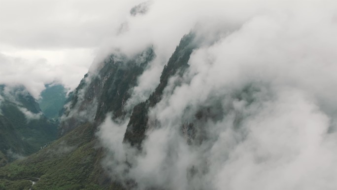 山谷里的云雾天气