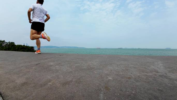 福建漳州港海边跑步者的脚步升格慢动作