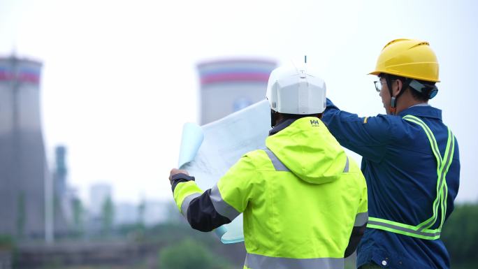 工程师在建筑工地讨论