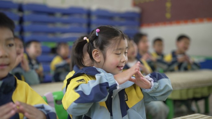 幼儿园小朋友纯真可爱上课游戏