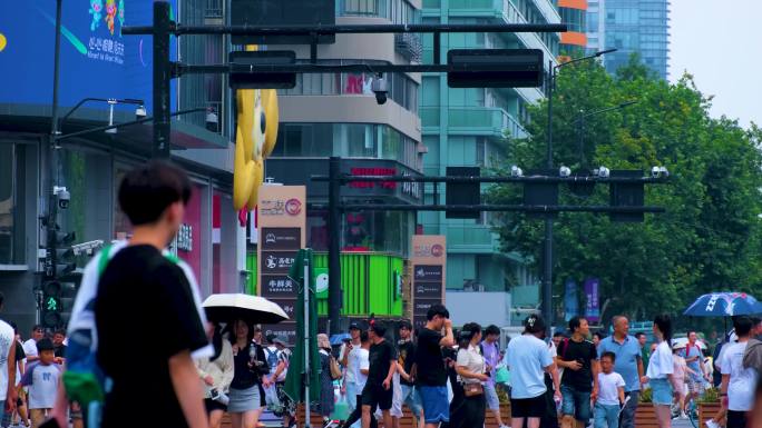 城市夏天暑假酷暑高温炎热街道人群人流街景