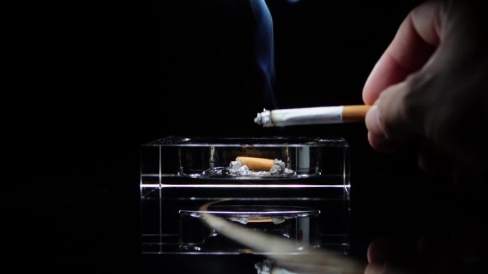 香烟  水晶烟灰缸