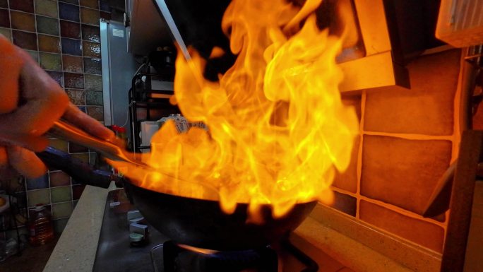 家庭厨房烹饪姜母鸭颠勺火焰锅气