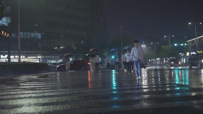 下雨的街道路口