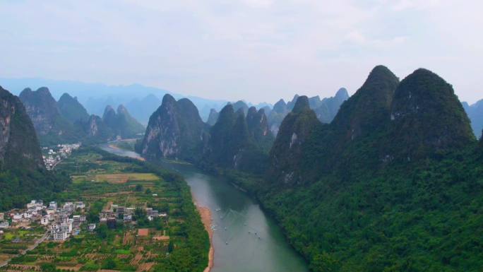 航拍中国自然风光。云海，高山，稻田。