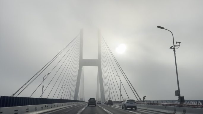 乌云蔽日的大桥