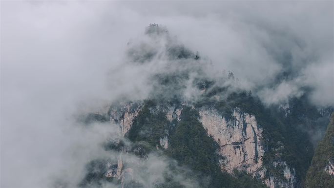 山谷里的云雾天气