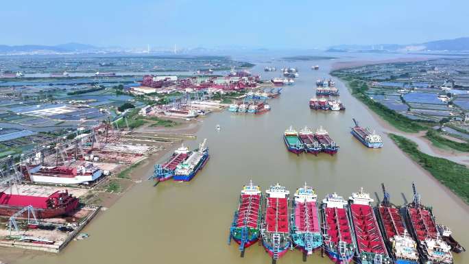 航拍福建漳州龙海九龙江畔的造船厂货船
