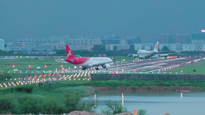 中国国际航空波音747客机落地滑行