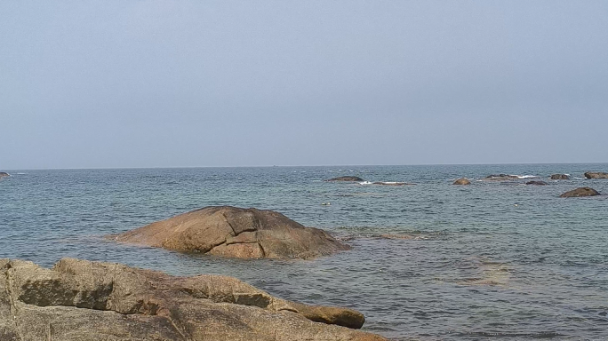 木兰湾的清澈海水景色及亚洲第一灯塔远景图