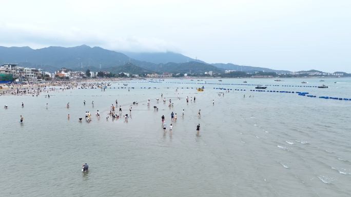 深圳大鹏古城较场尾海边沙滩人群航拍4K