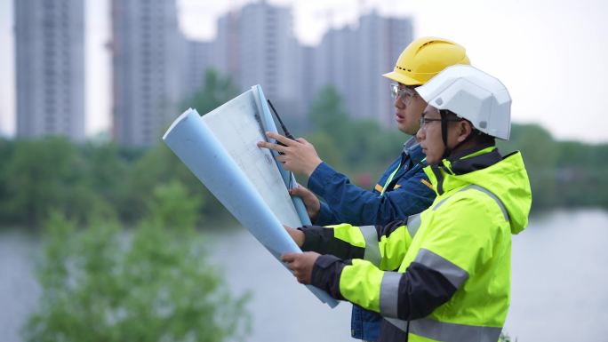 工程师在建筑工地讨论