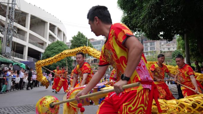 中华传统敲鼓 舞龙街头表演