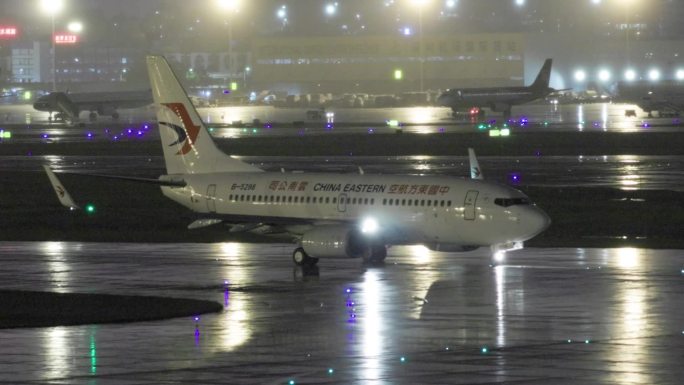 雨天夜晚东方航空飞机滑行起飞