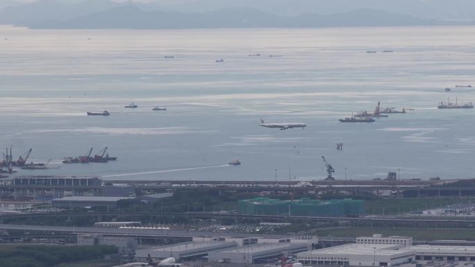 国航波音777客机从珠江口海上降落