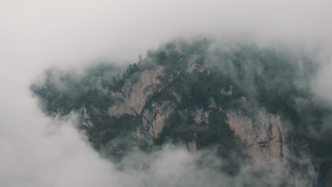 山谷里的云雾天气
