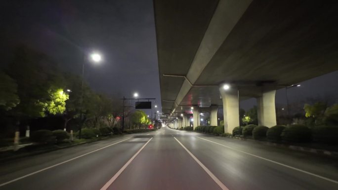 城市夜晚开车第一视角汽车窗外沿途风景马路