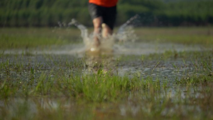 跑步溅水奔跑脚步步伐越野跑大气奔跑人物
