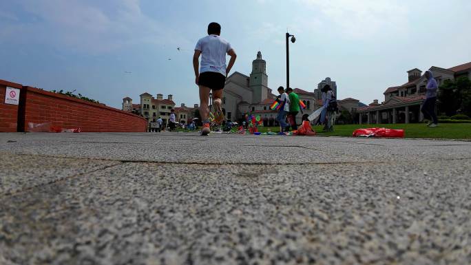 福建漳州港卡达凯斯跑步者的脚步慢镜头