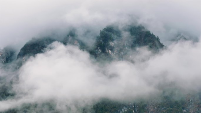 山谷里的云雾天气