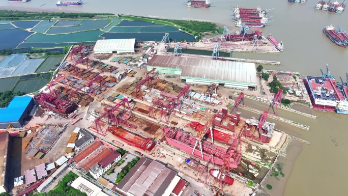 航拍福建漳州龙海九龙江畔的造船厂