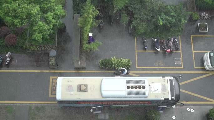 下雨雨后的城市、雨中行人、城市雨景