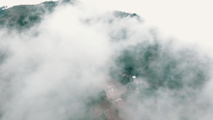 雨后南方乡村穿云