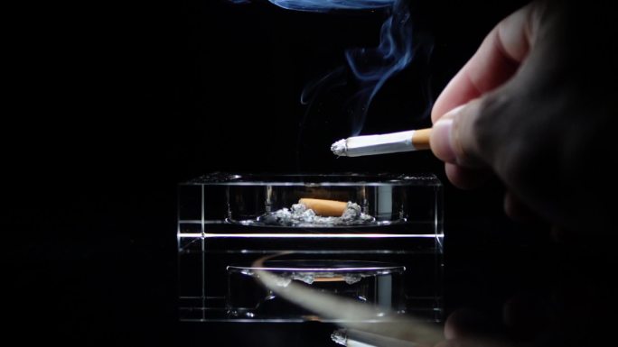 香烟  水晶烟灰缸