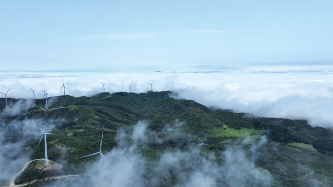 阳光下桂林山区的云海与风力发电风车