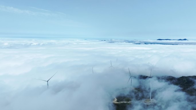 阳光下桂林山区的云海与风力发电风车