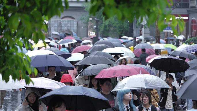 4K街道下雨天打伞人群