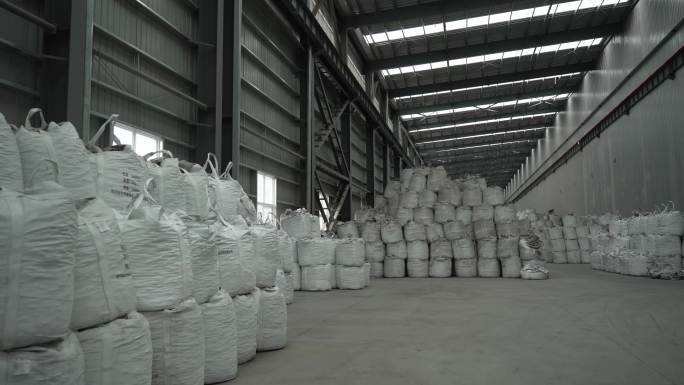 工业美学：整齐堆积的白色包装袋