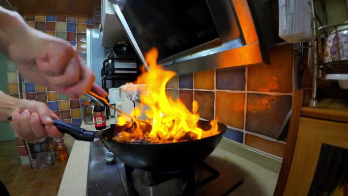 家庭厨房烹饪姜母鸭颠勺火焰锅气慢镜头