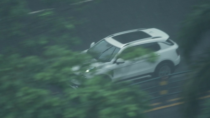 白色suv暴雨中疾驶