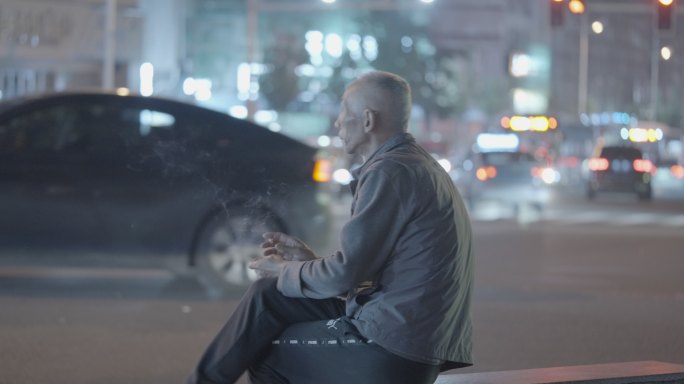 夜晚路边抽烟老人