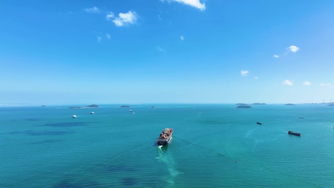 碧海蓝天上的大货轮4K航拍