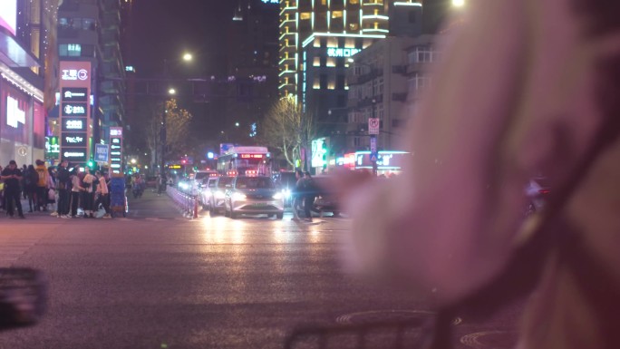 都市城市夜晚夜景人群行人人流汽车车辆车流